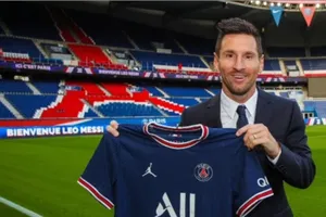 Messi giới thiệu chiếc áo PSG ở Parc des Princes