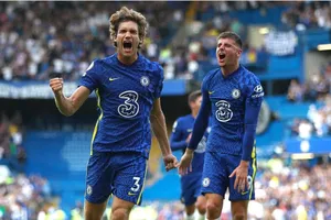 Marcos Alonso mở màn bằng quả đá phạt tuyệt vời