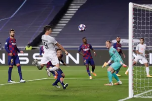 Robert Lewandowski ghi bàn trong trận Bayern thắng Barcelona 8-2