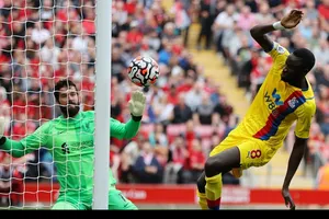 Thủ thành Alisson nhiều lần đối mặt các tiền đạo Crystal Palace trong nỗ lực giữ sạch mành lưới