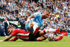 Kyle Walker (Man City) lẽ ra phải lãnh thẻ đỏ từ ph1ut 61