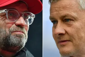 Ole Solskjaer (phải) đổ lỗi cho Jurgen Klopp chuyện khan hiếm phạt đền