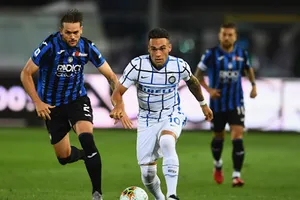 Lautaro Martinez nỗ lực vượt qua hàng thủ Atalanta