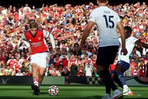 Emile Smith Rowe trở thành cầu thủ trẻ nhất ghi bàn cho Arsenal trong tra65nh derby bắc London với 21 tuổi 60 ngày