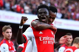 Bukayo Saka ghi bàn trận derby London khi mới 20 tuổi 20 ngày