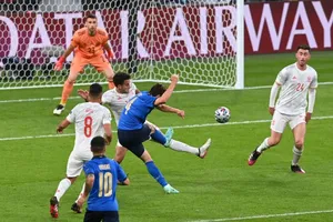 Enrico Chiesa o ghi bàn cho Italy