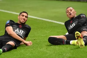 Mbappe (phải) ăn mừng bàn thắng cùng đồng đội