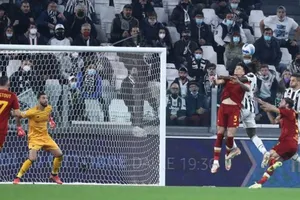 Pha đánh đầu ghi bàn của Moise Kean