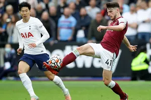 Declan Rice kiểm soát bóng trước Son Heung-min