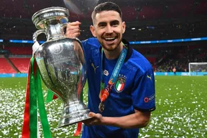 Jorginho khoe chiếc cúp Euro 2020 hổi tháng 7