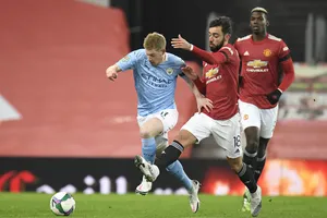 Kevin De Bruyne đi bóng qua hàng phòng thủ Man City