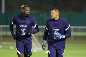 Paul Pogba (trái) chấn thương cơ ngay buổi tập đầu tiên cùng tuyển Pháp
