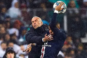 Pha va cham ở đường biên giữa Mbappe và Zidane