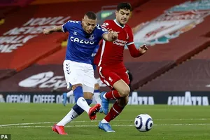 Richarlison ghi bàn cho Everton trên sân Anfield