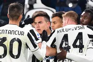 Các cầu tbủ Juventus ăn mừng bàn thắng