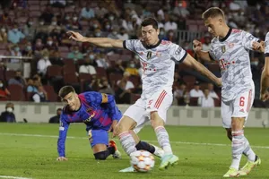 Lewandowski từng khiến Pique vất vả như thế nào