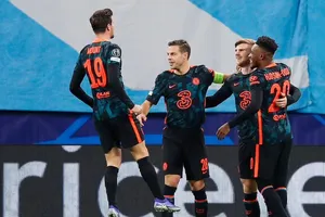 Cesar Azpilicueta (giữa) trong trận hòa Zenit