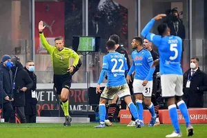 Trọng tai coi VAR và từ chối bàn thằng của AC Milan
