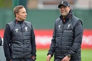 Sau Jurgen Klopp đến lượt trợ lý HLV Pep Lijnders cũng nhiễm Covid-19