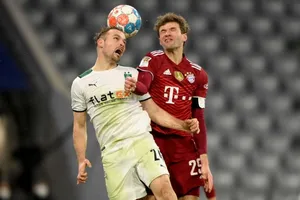 Thomas Muller tranh bóng với hậu vệ Gladbach