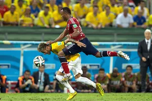 hậu vệ Juan Zuniga thúc đầu gối vào lưng Neymar để triệt hạ cầu thủ Brazil