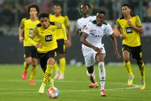 Denis Zakaria (giữa) hoàn tất hợp đồng với Juventus