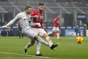 Olivier Giroud và thủ thành Handanovic