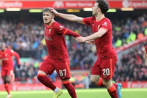 Diogo Jota chúc mừng bàn thắng của Elliott