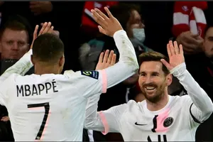 Kylian Mbappe mừng bàn thắng cùng Lionel Messi