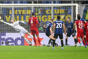 Thủ thành Handanovic bó tay trước pha đánh đầu của Firmino