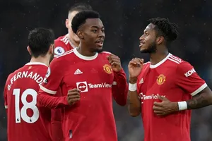 Fred và Elanga ăn mừng bàn thắng