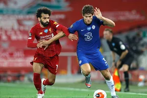 Mo Salah (Liverpool) và Marcos Alonso (Chelsea)
