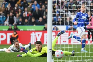 Hervey Barnes (phải) ghi bàn quyết định cho Leicester City