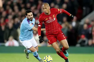Gundogan (trái) tranh bóng với Fabinho (Liverpool)