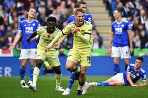 Smith Row ăn mừng bàn thắng vào lưới Leicester