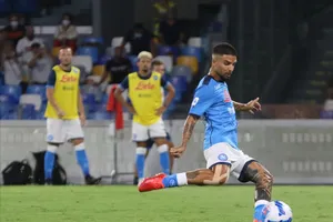 Lorenzo Insigne thuc hiện phạt đền cho Napoli