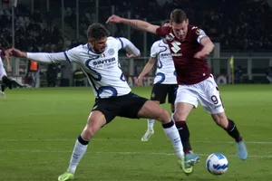 Inter may mắn tránh bị phạt đền khi Andrea Ranocchia kê chân Andrea Belotti