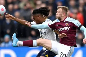 Jarred Bowen (phải, West Ham) tranh bóng với Iwobi (Everton)
