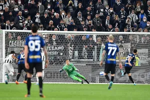 Hakan Calhanoglu sút thắng quả phạt đền, ấn định chiến thắng 