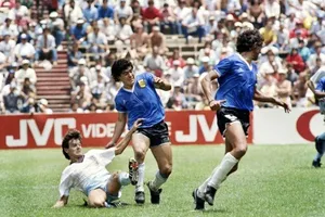 Sotheby công bố ngày đấu giá chiếc áo xanh của Maradona 1986