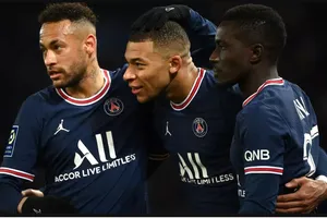 Neymar (trái) mừng bàn thắng cùng Mbappe