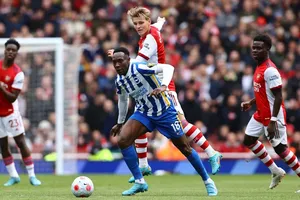 Danny Welbeck đi bóng trước Martin Odegaard