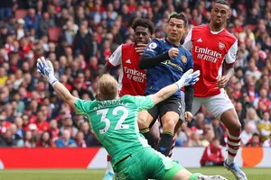 Ronaldo ghi bàn thứ 100 Premier League