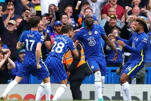 Các cầu thủ Chelsea ăn mừng bàn thắng của Lukaku