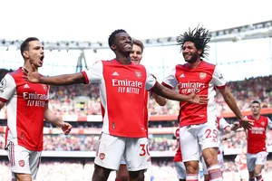 Nketiah (giữa) ăn mừng bàn thắng trước Leeds.