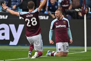 Jarrod Bowen ăn mừng bàn thắng