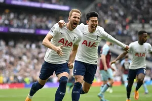 Harry Kane ăn mừng bàn thắng cùng Son Heung-min