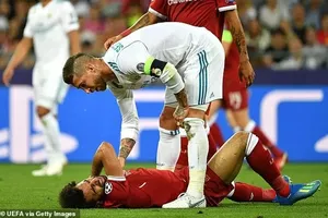 Sergio Ramos và Mo Salah trong trận chung kết ở Kyiv