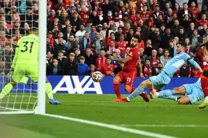 Mo Salah khuất phục cả hàng thủ Man City bằng pha đi bóng xuất thần
