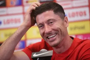 Robert Lewandowski tỏ ra vui vẻ trong buổi họp báo với đội tuyỄn Ba Lan